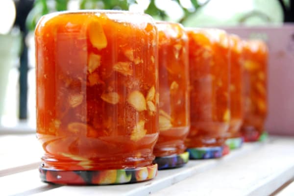 Pots inversés avec des flans pour l'hiver