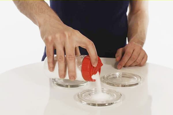 Utilisation de sel contre l'odeur d'humidité