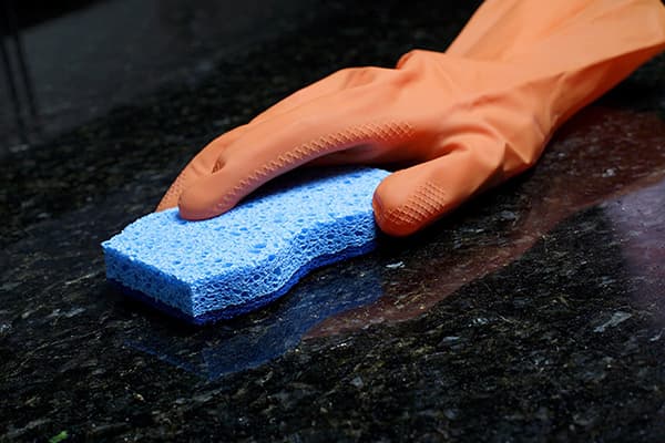 Laver le plan de travail de la cuisine