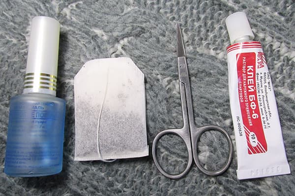 Tout ce dont vous avez besoin pour réparer votre ongle avec un sachet de thé