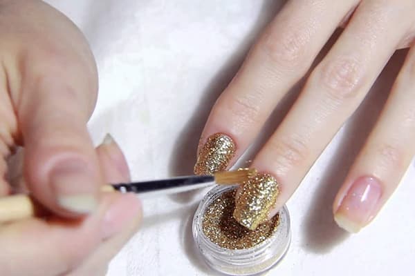 Paillettes sur les ongles