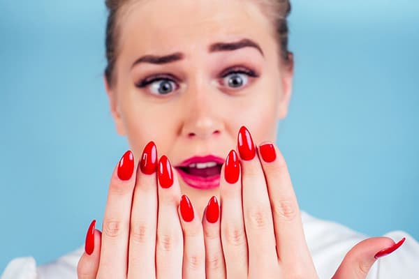 L'ongle s'est cassé sous le vernis gel