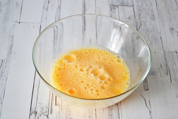 Oeufs battus dans un bol en verre