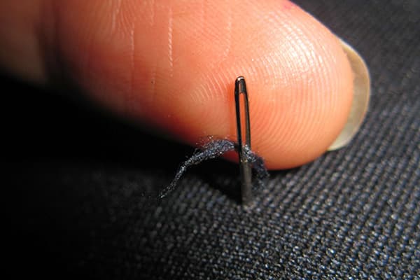 Utiliser l'aiguille pour déplacer le serrage du mauvais côté