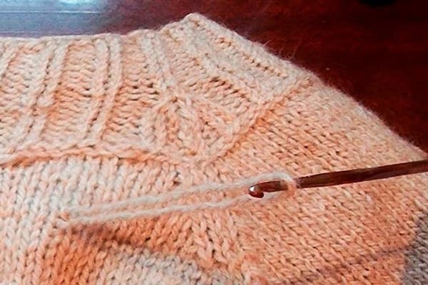 Bouffée sur un pull en tricot
