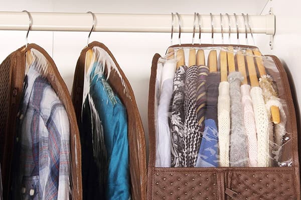 Stockage des vêtements dans des couvertures