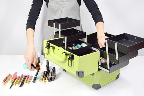 Tri des cosmétiques, trousse de beauté