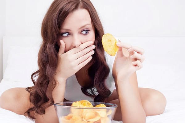 Fille mangeant des frites