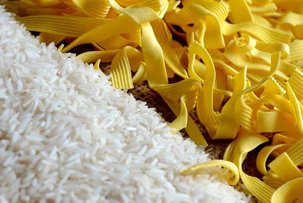 Riz blanc et nouilles aux oeufs