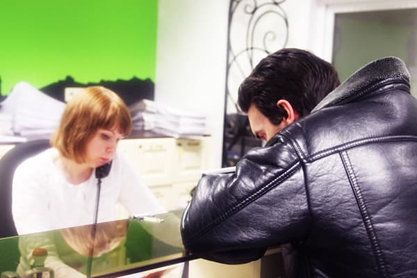 Client et opérateur bancaire