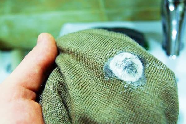 Tache de gomme à mâcher congelée