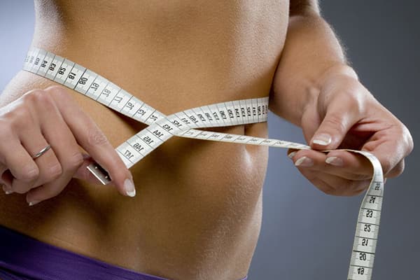 Fille mince mesure la taille